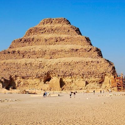 visita-la-piramide-escalonada